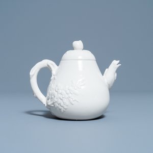 A Chinese Dehua blanc de Chine teapot, inscribed Yi Gong, 18/19th C. — photo 4