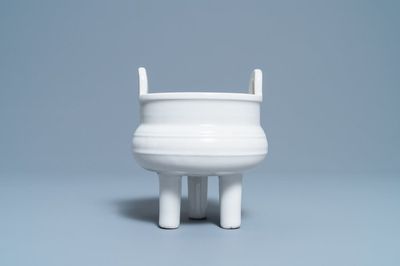 A Chinese Dehua blanc de Chine tripod censer, 18th C.