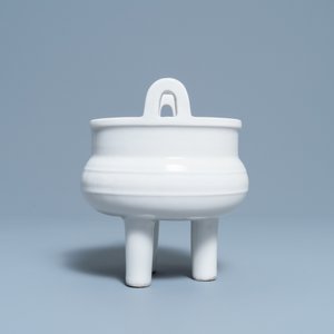 A Chinese Dehua blanc de Chine tripod censer, 18th C. — 照片 2