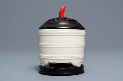 A Chinese Dehua blanc de Chine tripod censer, 19/20th C.