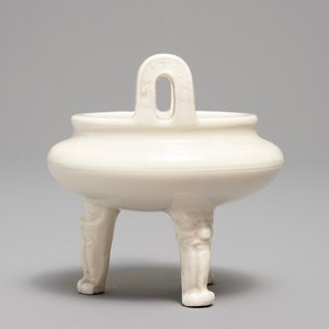 A Chinese Dehua blanc de Chine tripod censer, impressed seal mark, Kangxi — 照片 3