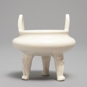 A Chinese Dehua blanc de Chine tripod censer, impressed seal mark, Kangxi — 照片 4