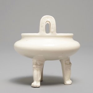 A Chinese Dehua blanc de Chine tripod censer, impressed seal mark, Kangxi — 照片 5