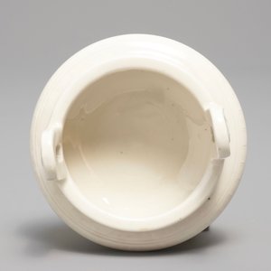 A Chinese Dehua blanc de Chine tripod censer, impressed seal mark, Kangxi — 照片 6