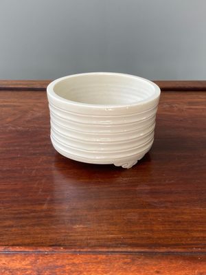 A Chinese Dehua blanc de Chine tripod censer, Kangxi — 照片 2