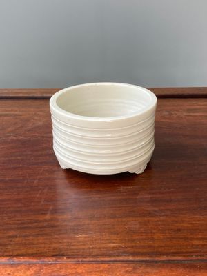 A Chinese Dehua blanc de Chine tripod censer, Kangxi — 照片 3