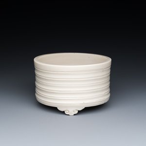 A Chinese Dehua blanc de Chine tripod censer, Kangxi — 照片 1
