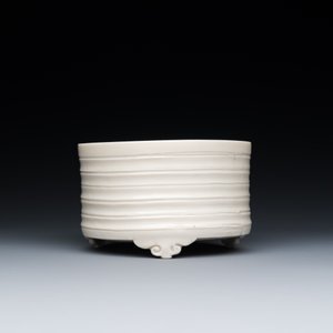 A Chinese Dehua blanc de Chine tripod censer, Kangxi — 照片 2