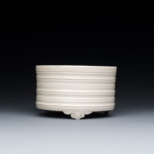 A Chinese Dehua blanc de Chine tripod censer, Kangxi — 照片 4