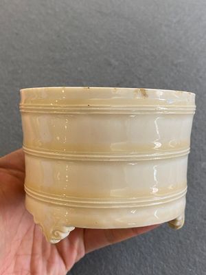 A Chinese Dehua blanc de Chine tripod censer, Kangxi — 照片 4