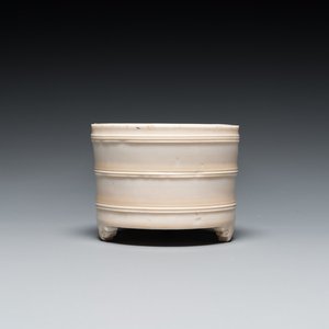 A Chinese Dehua blanc de Chine tripod censer, Kangxi — 照片 1