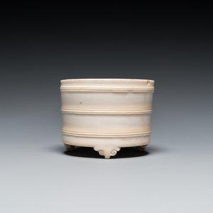 A Chinese Dehua blanc de Chine tripod censer, Kangxi — 照片 3
