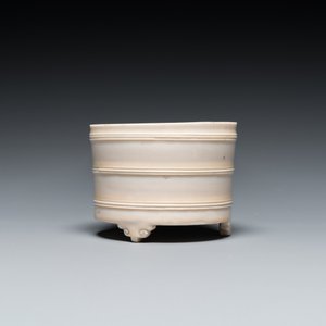 A Chinese Dehua blanc de Chine tripod censer, Kangxi — 照片 4
