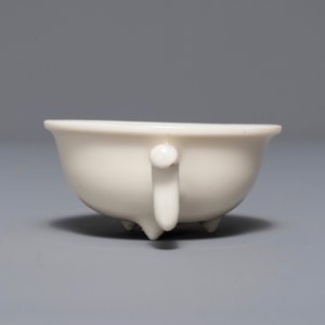 A Chinese Dehua blanc de Chine tripod cup, Kangxi — 照片 2
