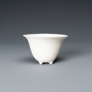 A Chinese Dehua blanc de Chine tripod wine cup with inscription, Kangxi — photo 1