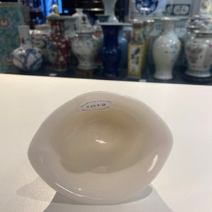 A Chinese Dehua blanc de Chine tripod wine cup with inscription, Kangxi — photo 16