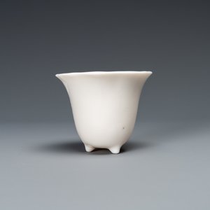 A Chinese Dehua blanc de Chine tripod wine cup with inscription, Kangxi — photo 5