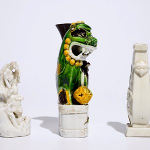 A Chinese Dehua blanc de Chine vase and a small group, with a sancai-style buddhist lion joss stick holder, 18/19th C. — 照片 4