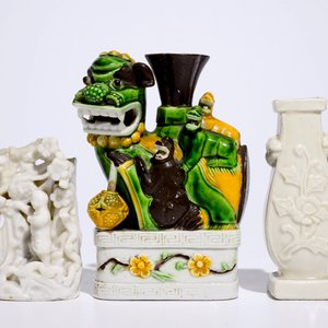 A Chinese Dehua blanc de Chine vase and a small group, with a sancai-style buddhist lion joss stick holder, 18/19th C. — 照片 7
