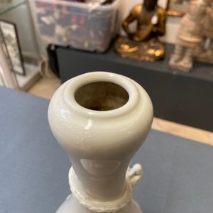 A Chinese Dehua blanc de Chine vase with applied dragon, Kangxi/Yongzheng — photo 16