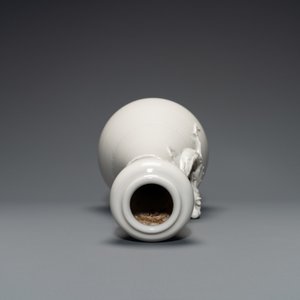 A Chinese Dehua blanc de Chine vase with applied dragon, Kangxi/Yongzheng — photo 5