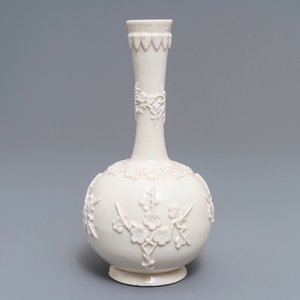 A Chinese Dehua blanc de Chine vase with applied floral designs, Kangxi — 照片 1