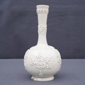 A Chinese Dehua blanc de Chine vase with applied floral designs, Kangxi — 照片 16
