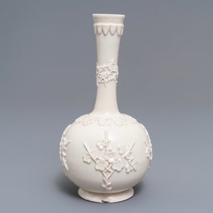 A Chinese Dehua blanc de Chine vase with applied floral designs, Kangxi — 照片 2