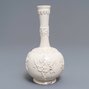A Chinese Dehua blanc de Chine vase with applied floral designs, Kangxi — 照片 4