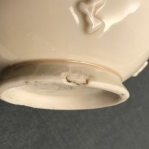 A Chinese Dehua blanc de Chine vase with applied floral designs, Kangxi — 照片 8
