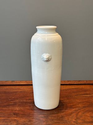 A Chinese Dehua blanc de Chine vase with floral anhua design, Kangxi — photo 2