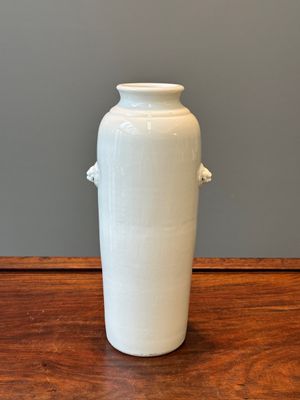 A Chinese Dehua blanc de Chine vase with floral anhua design, Kangxi — photo 3
