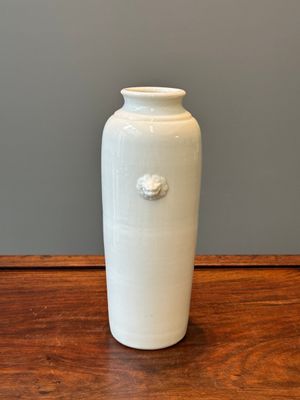 A Chinese Dehua blanc de Chine vase with floral anhua design, Kangxi — photo 4