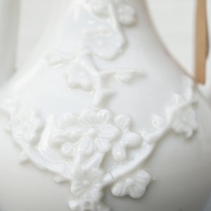 A Chinese Dehua blanc de Chine wine jug and cover with applied floral design, Kangxi — 照片 16
