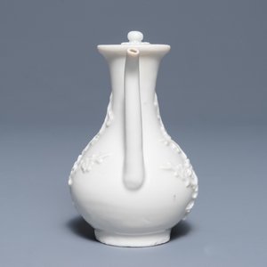 A Chinese Dehua blanc de Chine wine jug and cover with applied floral design, Kangxi — 照片 4