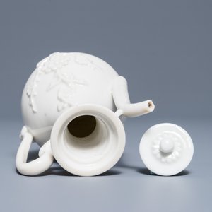 A Chinese Dehua blanc de Chine wine jug and cover with applied floral design, Kangxi — 照片 6