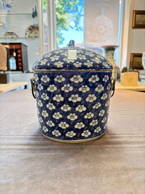 A Chinese Dehua blue and white vase, two containers and a 'prunus on cracked ice' vase, Kangxi mark, 18/19th C. — 照片 1