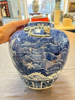 A Chinese Dehua blue and white vase, two containers and a 'prunus on cracked ice' vase, Kangxi mark, 18/19th C. — 照片 11