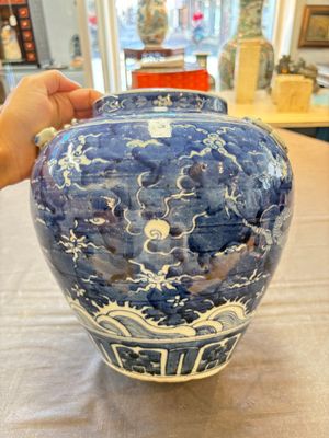 A Chinese Dehua blue and white vase, two containers and a 'prunus on cracked ice' vase, Kangxi mark, 18/19th C. — 照片 12
