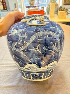 A Chinese Dehua blue and white vase, two containers and a 'prunus on cracked ice' vase, Kangxi mark, 18/19th C. — 照片 13