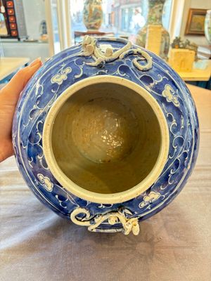 A Chinese Dehua blue and white vase, two containers and a 'prunus on cracked ice' vase, Kangxi mark, 18/19th C. — 照片 14