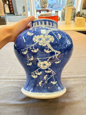 A Chinese Dehua blue and white vase, two containers and a 'prunus on cracked ice' vase, Kangxi mark, 18/19th C. — 照片 16