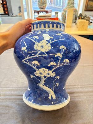 A Chinese Dehua blue and white vase, two containers and a 'prunus on cracked ice' vase, Kangxi mark, 18/19th C. — 照片 17
