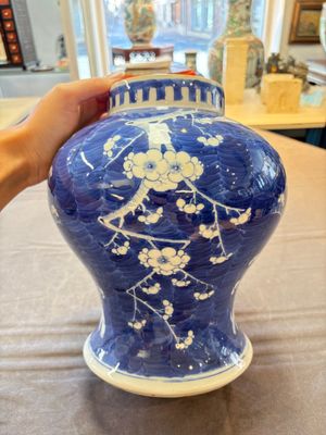 A Chinese Dehua blue and white vase, two containers and a 'prunus on cracked ice' vase, Kangxi mark, 18/19th C. — 照片 18