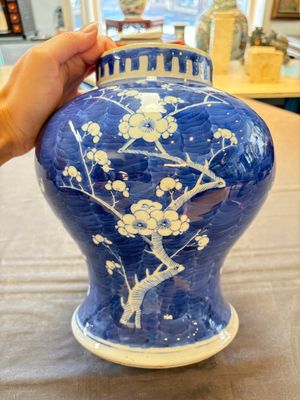 A Chinese Dehua blue and white vase, two containers and a 'prunus on cracked ice' vase, Kangxi mark, 18/19th C. — 照片 19