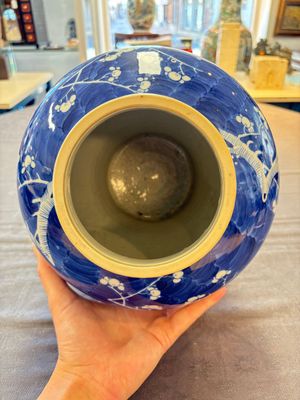 A Chinese Dehua blue and white vase, two containers and a 'prunus on cracked ice' vase, Kangxi mark, 18/19th C. — 照片 20