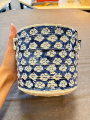 A Chinese Dehua blue and white vase, two containers and a 'prunus on cracked ice' vase, Kangxi mark, 18/19th C. — 照片 23
