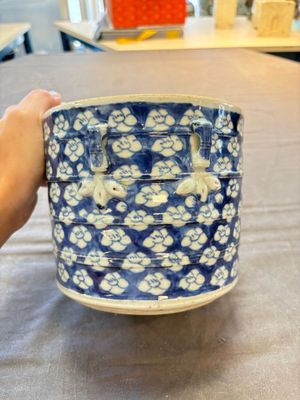 A Chinese Dehua blue and white vase, two containers and a 'prunus on cracked ice' vase, Kangxi mark, 18/19th C. — 照片 24