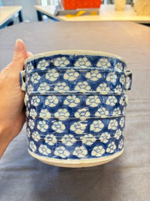 A Chinese Dehua blue and white vase, two containers and a 'prunus on cracked ice' vase, Kangxi mark, 18/19th C. — 照片 25