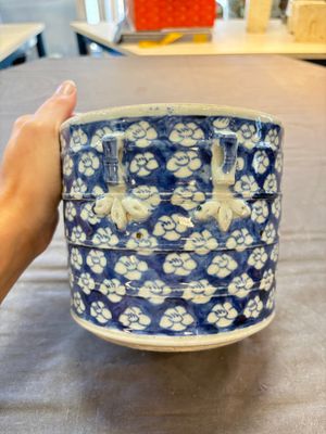 A Chinese Dehua blue and white vase, two containers and a 'prunus on cracked ice' vase, Kangxi mark, 18/19th C. — 照片 26